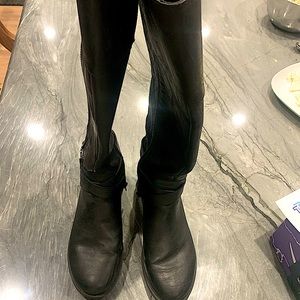 Barely worn black size 8 Guess knee-high leather boots.
